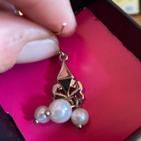 Beautiful earrings faux pearl diamond gold dangle - Picture 3 of 5